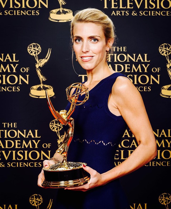 Wanita yang sering mendapat penghargaan itu pun telah menulis buku mengenai perjalanan kariernya dalam dunia junalistik berjudul On All Fronts: The Education of a Journalist. Foto: Instagram @clarissawardcnn