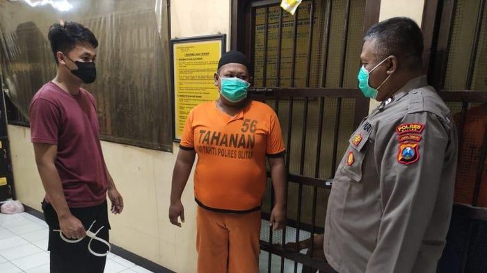 Pelaku yakni Mohammad Yulianto (41), warga Desa Tumpang, Kecamatan Talun. Pada Rabu (18/8) sekitar pukul 16.00 WIB, dia turun dari bus di Terminal Patria Kota Blitar. Pelaku kemudian menelepon temannya, Saiful Ichan (38) warga Desa Bangle, Kecamatan Kanigoro minta tolong dijemput.