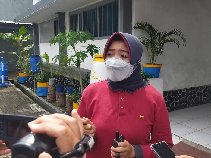 Plt Kepala DKRTH Kota Surabaya Anna Fajriatin mengatakan, masker bekas merupakan penyumbang sampah terbanyak dari sampah lainnya. Persentasenya yakni sekitar 43 persen.