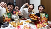 Di samping kontroversi soal kalimat kritiknya, Jerome terkenal sebagai pribadi yang humble dan mudah bergaul. Ia juga kerap mengunggah momen bersama teman-temannya di Jepang. Termasuk saat kulineran. Foto: instagram @jeromepolin