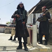 Beredar sejumlah foto yang memperlihatkan anggota Taliban berpatroli dengan penampilan yang tak biasa. Mereka memakai baju tradisional shalwar kameez, semacam baju koko panjang yang jatuh hingga di atas tumit, lalu dipadukan dengan sneakers serta aksesori seperti kacamata aviator atau topi baseball. (Foto: AP/Rahmat Gul)