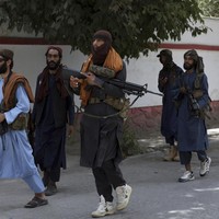 Ada pula yang berkomentar, Sepertinya Taliban juga menggunakan jasa desainer fashion untuk mendandani mereka. Mereka sukses menunjukkan kejahatan mereka. Karena semua gagal, hanya tersisa satu orang untuk melakukan tugas tersebut @AustinPowers. (Foto: AP/Rahmat Gul)