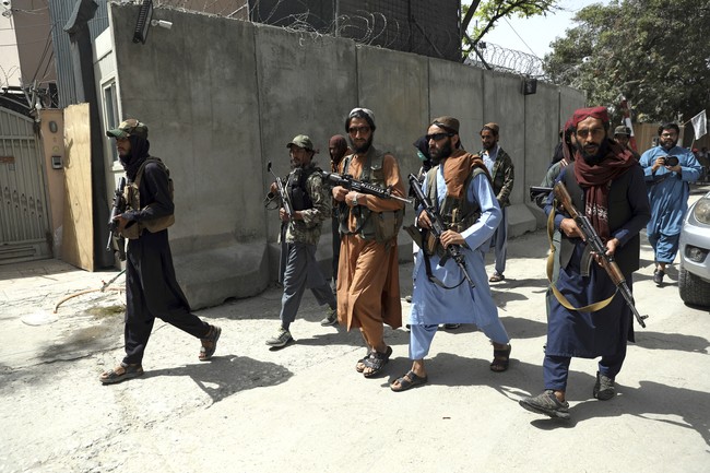 Seorang netizen bahkan membuat unggahan yang merinci pakaian dari brand apa saja yang dipakai oleh seorang anggota Taliban lengkap dengan harganya. (Foto: AP/Rahmat Gul)