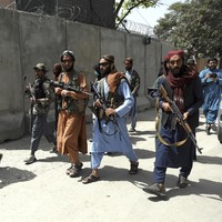 Seorang netizen bahkan membuat unggahan yang merinci pakaian dari brand apa saja yang dipakai oleh seorang anggota Taliban lengkap dengan harganya. (Foto: AP/Rahmat Gul)