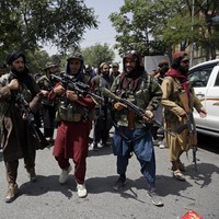 Di tengah maraknya kabar tentang mencekamnya situasi Kabul, Afghanistan, pasca-pendudukan pasukan Taliban, sorotan juga tertuju pada penampilan kelompok ekstrimis tersebut. Di media sosial, ramai dibicarakan soal gaya busana mereka yang hampir mencapai ratusan juta rupiah. (Foto: AP/Rahmat Gul)