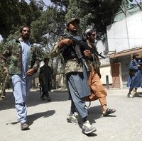 Tidak ketinggalan, kacamata hitam Ray Ban Julie Non-Polarized US$ 161 (Rp 2,3 juta), cincin Onyx Macys US$ 1143 (Rp 16 juta), ikat kepala merah Supreme US$ 175 (Rp 2,3 juta). Jika ditotal, harga penampilannya hampir mencapai Rp 100 juta. (Foto: AP/Rahmat Gul)