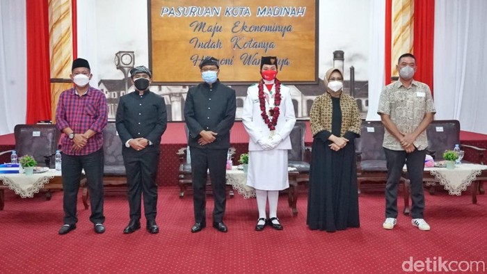 Wali Kota Pasuruan Saifullah Yusuf (Gus Ipul) menyambut kedatangan Anggita Larasati Suhartini, anggota Paskibraka Nasional. Anggita merupakan anggota tim Paskibraka saat upacara HUT RI ke-67 di Istana Merdeka, 17 Agustus 2021.