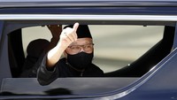 Ismail Sabri Yaakob mengacungkan jempol saat meninggalkan Istana Negara usai dilantik menjadi Perdana Menteri Malaysia, Sabtu (21/8/2021).