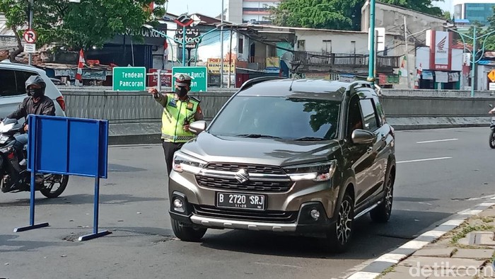 Jalan Gatot Subroto, Jakarta menjadi salah satu titik diberlakukannya ganjil-genap pagi ini. Kondisi lalu lintas terpantau ramai lancar (Annisa Rizky/detikcom)