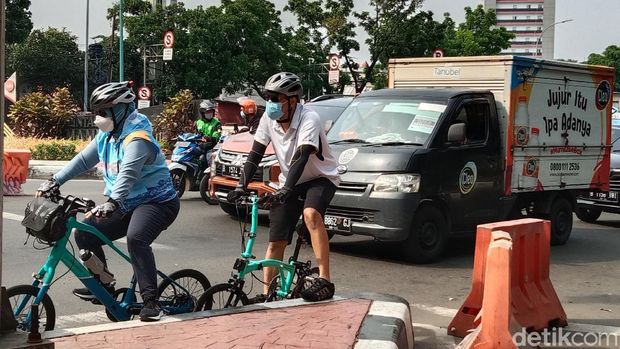Jalan Gatot Subroto, Jakarta menjadi salah satu titik diberlakukannya ganjil-genap pagi ini. Kondisi lalu lintas terpantau ramai lancar (Annisa Rizky/detikcom)