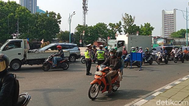 Jalan Gatot Subroto, Jakarta menjadi salah satu titik diberlakukannya ganjil-genap pagi ini. Kondisi lalu lintas terpantau ramai lancar (Annisa Rizky/detikcom)