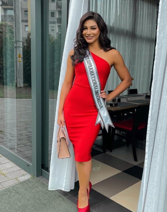 Ayah Jihane Almira berasal dari Lebanon sementara sang ibu asli Indonesia. Perpaduan darah Timur Tengah dan Indonesia membuat Jihane Almira memiliki kecantikan khas yang unik.  Foto: Dok. Instagram @officialputeriindonesia