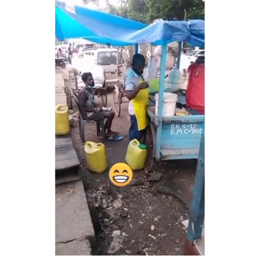 Kacau! Penjual Makanan Ini Tertangkap Buang Urine di Gerobak Jualannya