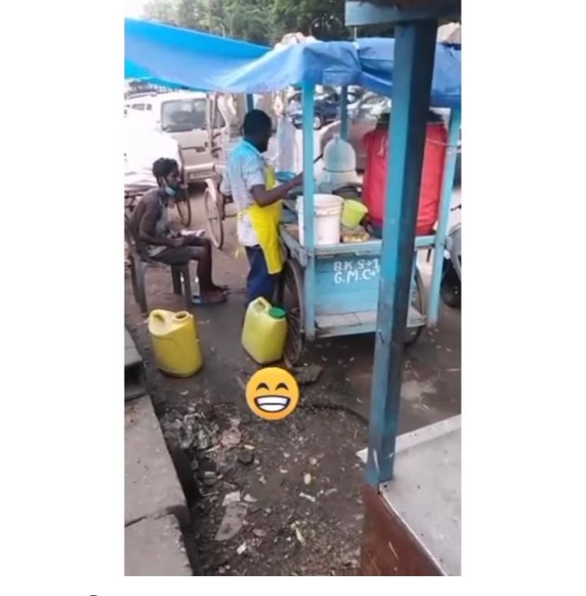 Kacau! Penjual Makanan Ini Tertangkap Buang Urine di Gerobak Jualannya