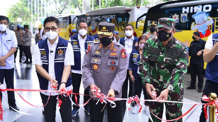 Kapolri melepas 34 bus vaksinasi keliling
