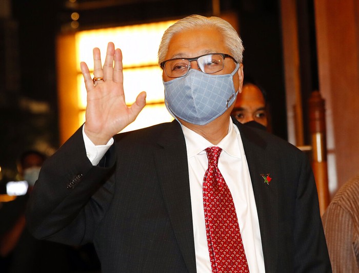 Malaysia Politics Former Deputy Prime Minister Ismail Sabri Yaakob waves to media as he leave after meeting with the King at national palace in Kuala Lumpur, Malaysia, Thursday, Aug. 19, 2021. Yaakob appeared to have won majority support to be Malaysia's new leader. His backers have been summoned to the palace Thursday to verify to the king they support him. (AP Photo/FL Wong)