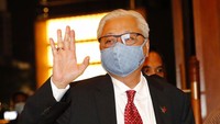 PM Ismail Sabri ke luar Istana Negara usai bertemu dengan raja. Pengawas Rumah Tangga Kerajaan untuk Istana Negara, Ahmad Fadil Shamsuddin mengatakan Yang di-Pertuan Agong Al-Sultan Abdullah Riayatuddin Al-Mustafa Billah Shah telah menetapkan penunjukan Ismail Sabri sebagai Perdana Menteri kesembilan, menyusul pertemuan khusus keluarga kerajaan pada Jumat (20/8)