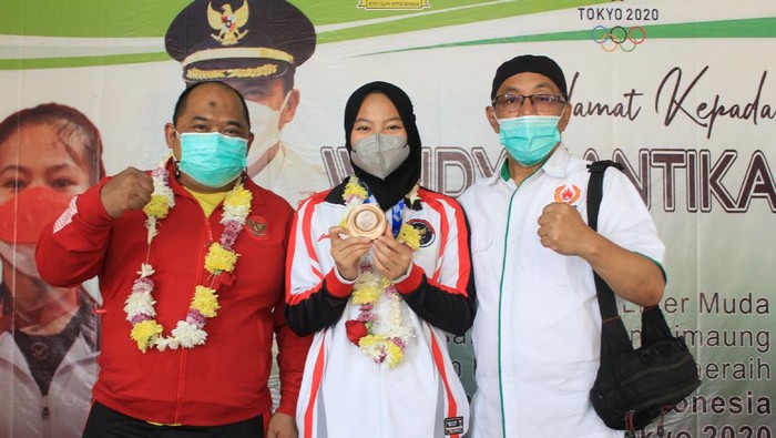 Maman Suryaman (kiri) bersama anak asuhnya peraih medali perunggu Olimpiade 2020 Windy Cantika Aisah