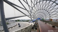 Tidak ada aktivitas di area ini. Tidak ada lagi pekerja konstruksi yang mengerjakan JPO seperti sebulan sebelumnya.