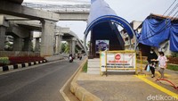 Di depan anak tangga JPO ini, masih terpampang papan berwarna kuning yang bertulisan Dilarang Masuk yang Tidak Berkepentingan. JPO Masih dalam Proses Konstruksi.
