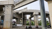 Saat ini arus lalu lintas di sekitar JPO tampak lancar.