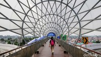 Meski belum diresmikan, sejumlah warga tampak menyeberang melewati Jembatan Penyebrangan Orang (JPO) Lenteng Agung, Jakarta Selatan, Sabtu (21/8/2021).