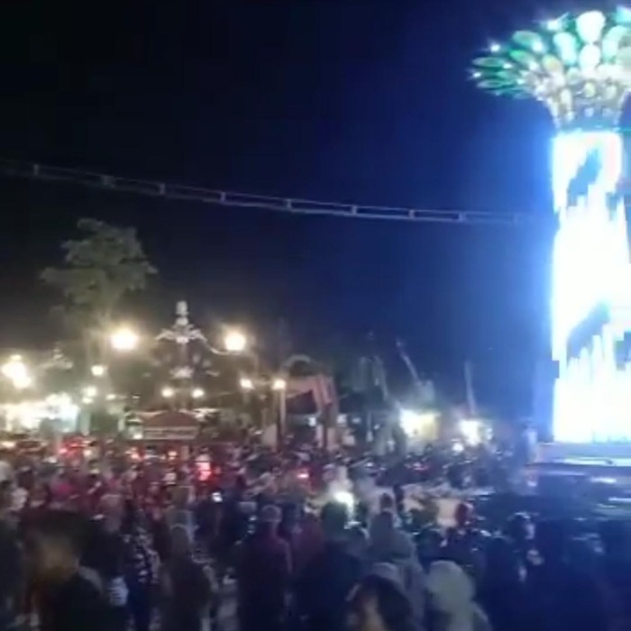 Menara Merak yang berada di Jalan HOS Cokroaminoto, Ponorogo mendadak jadi sorotan. Pasalnya, banyak warga antusias melihat ikon baru Ponorogo itu hingga menyebabkan kerumunan.