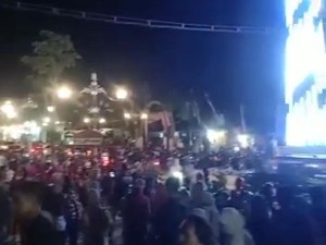 Saat Nyala Menara Merak Ponorogo Bikin Warga Berkerumun