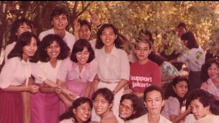Menkeu Sri Mulyani dan teman-teman kuliah di UI Salemba.
