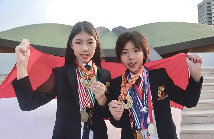 Mischka Aoki dan Devon Kei Enzo, kakak-adik peraih 33 medali kompetisi sains dan matematika internasional.