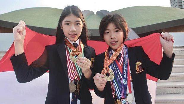 Mischka Aoki dan Devon Kei Enzo, kakak-adik peraih 33 medali kompetisi sains dan matematika internasional.