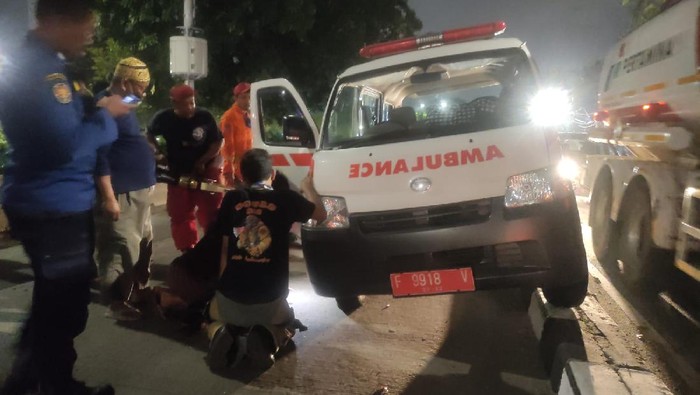 Mobil ambulans tersangkut di trotoar pembatas jalan, Pulo Gadung, Jakarta Timur.