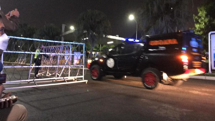 Mobil Gegana merapat ke lokasi ledakan di Mal Margo City (Firda/detikcom)