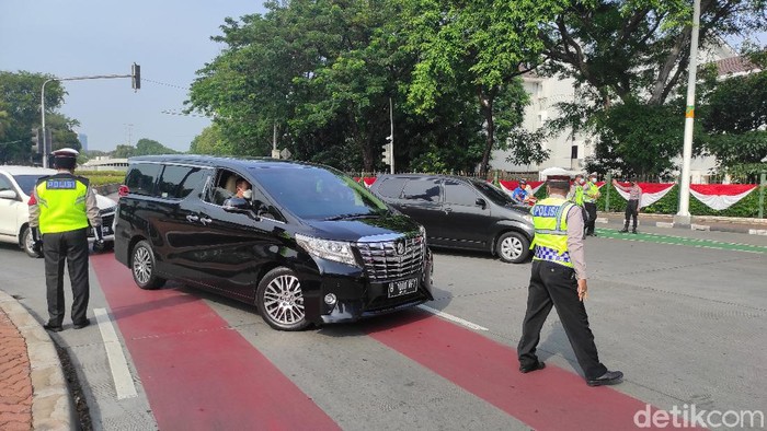 Mobil pelat RFT diputar balik di petugas saat pemberlakuan ganjil-genap di Jalan Jenderal Sudirman, Jakarta Selatan. (Azhar/detikcom)