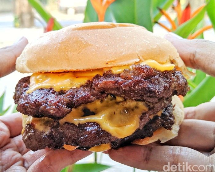 Ngakak! Pengantin Wanita Ini Tak Kuat Tahan Lapar Sampai Jajan Burger Sebelum Nikahan