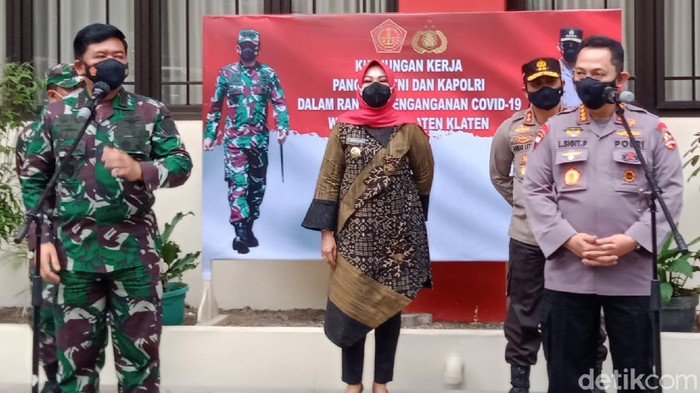 Panglima TNI dan Kapolri memberikan keterangan pers di Pemkab Klaten, Sabtu (21/8/2021).