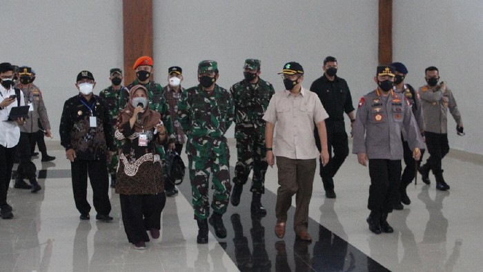 Panglima TNI, Kapolri dan Menteri Kesehatan meninjau vaksinasi Corona di Kulon Progo, Sabtu (21/8/2021).