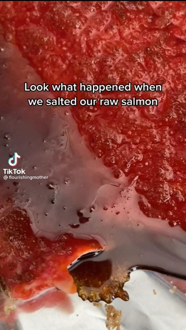 Ngeri! Parasit Keluar dari Salmon Mentah yang Sedang Digarami