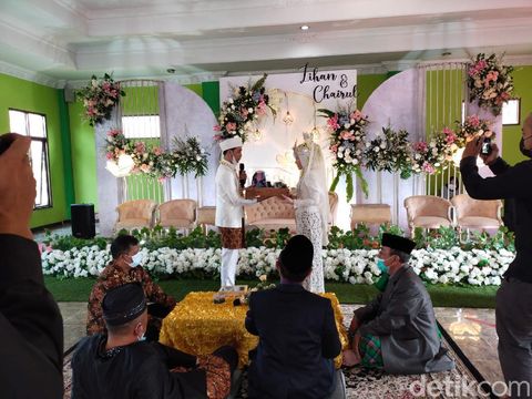 Pasangan yang menikah di tengah PPKM.