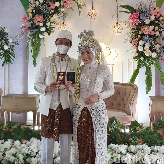 Pasangan yang menikah di tengah PPKM.