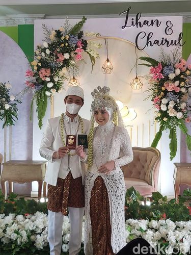 Pasangan yang menikah di tengah PPKM.