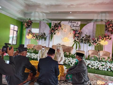 Pasangan yang menikah di tengah PPKM.