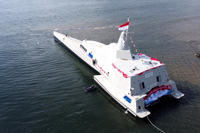 PELUNCURAN KRI GOLOK PRODUKSI DALAM NEGERI Foto udara KRI Golok-688 siap berlayar pada peluncurannya di Pantai Cacalan, Banyuwangi, Jawa Timur, Sabtu (21/8/2021). KRI Golok-688 merupakan Kapal Cepat Rudal Trimaran buatan dalam negeri oleh PT Lundin Industry Invest yang diharapkan mampu menekan ketergantungan kebutuhan alutsista yang digunakan TNI AL dari negara lain pada masa mendatang. ANTARA FOTO/Budi Candra Setya/aww.