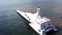 KRI Golok-688 merupakan Kapal Cepat Rudal Trimaran buatan dalam negeri.