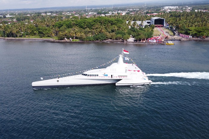 PELUNCURAN KRI GOLOK PRODUKSI DALAM NEGERI Foto udara KRI Golok-688 siap berlayar pada peluncurannya di Pantai Cacalan, Banyuwangi, Jawa Timur, Sabtu (21/8/2021). KRI Golok-688 merupakan Kapal Cepat Rudal Trimaran buatan dalam negeri oleh PT Lundin Industry Invest yang diharapkan mampu menekan ketergantungan kebutuhan alutsista yang digunakan TNI AL dari negara lain pada masa mendatang. ANTARA FOTO/Budi Candra Setya/aww.