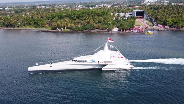 Foto udara KRI Golok-688 siap berlayar pada peluncurannya di Pantai Cacalan, Banyuwangi, Jawa Timur, Sabtu (21/8/2021). KRI Golok-688 merupakan Kapal Cepat Rudal Trimaran buatan dalam negeri oleh PT Lundin Industry Invest yang diharapkan mampu menekan ketergantungan kebutuhan alutsista yang digunakan TNI AL dari negara lain pada masa mendatang. ANTARA FOTO/Budi Candra Setya/aww.