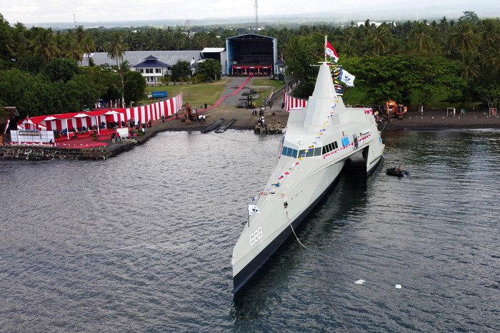Foto udara KRI Golok-688 siap berlayar pada peluncurannya di Pantai Cacalan, Banyuwangi, Jawa Timur, Sabtu (21/8/2021). KRI Golok-688 merupakan Kapal Cepat Rudal Trimaran buatan dalam negeri oleh PT Lundin Industry Invest yang diharapkan mampu menekan ketergantungan kebutuhan alutsista yang digunakan TNI AL dari negara lain pada masa mendatang. ANTARA FOTO/Budi Candra Setya/aww.