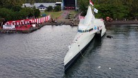 Foto udara KRI Golok-688 memperlihatkan KRI tersebut siap berlayar pada peluncurannya di Pantai Cacalan, Banyuwangi, Jawa Timur.