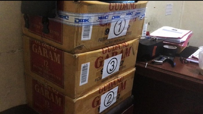 Polisi terus menyelidiki kasus surat sumbangan yang terdapat tanda tangan Gubernur Sumatera Barat (Sumbar) Mahyeldi untuk penerbitan buku. Polisi mengamankan surat tersebut lebih dari tiga dus yang belum disebar.