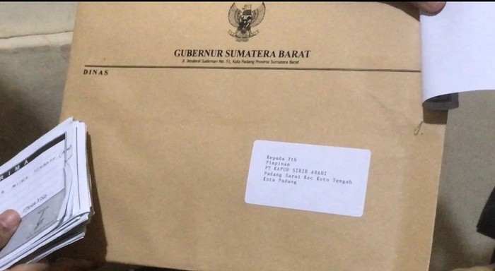 Polisi terus menyelidiki kasus surat sumbangan yang terdapat tanda tangan Gubernur Sumatera Barat (Sumbar) Mahyeldi untuk penerbitan buku. Polisi mengamankan surat tersebut lebih dari tiga dus yang belum disebar.